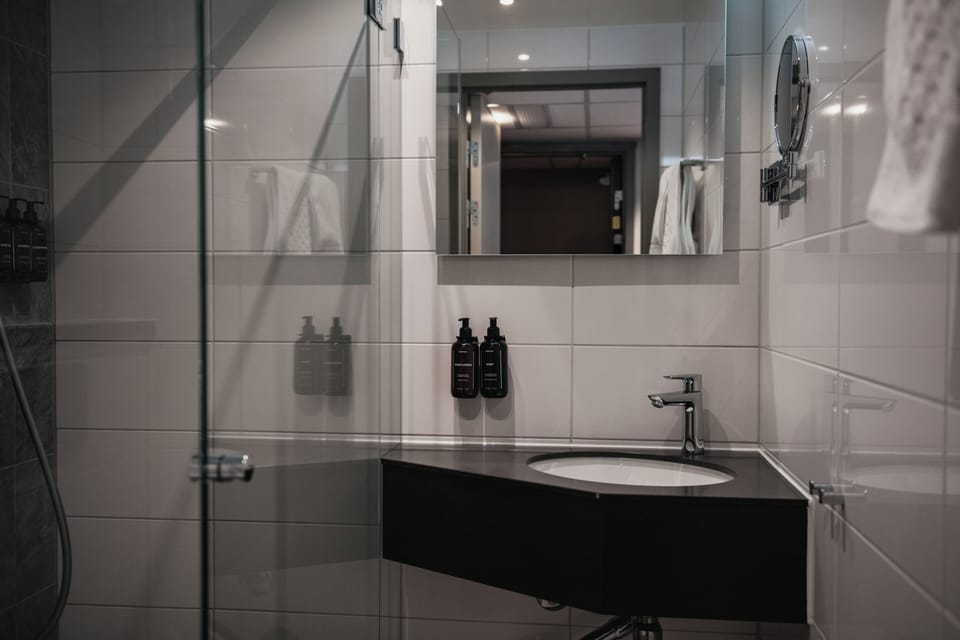 Compact Double | Bathroom | Shower, hair dryer, towels