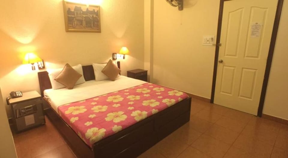 Deluxe Balcony | Minibar, in-room safe, individually decorated, individually furnished