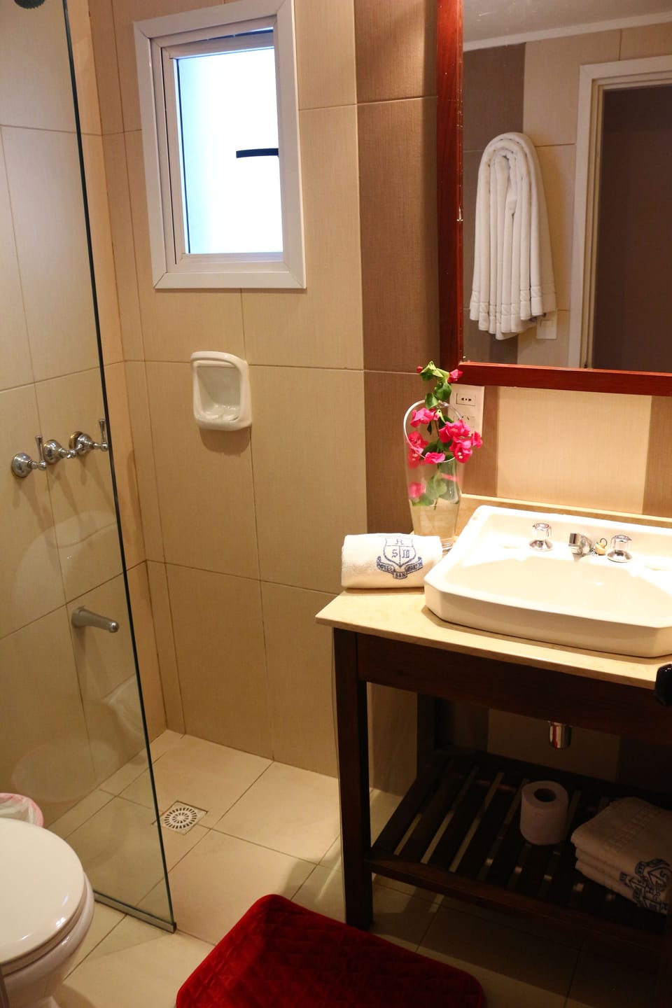 Shower, free toiletries, hair dryer (on request), bidet