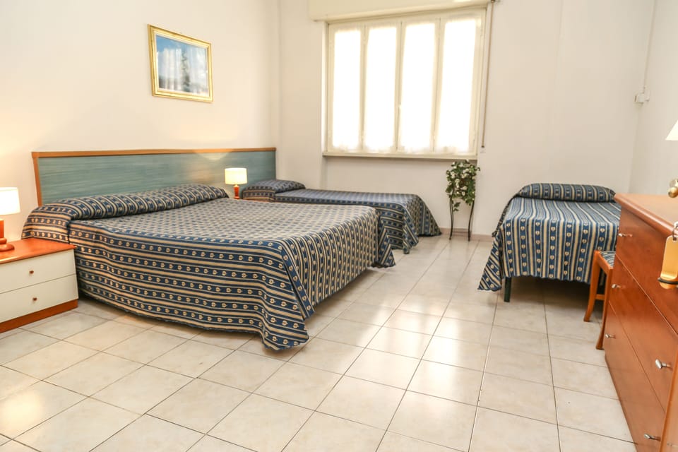 Family Room | In-room safe, desk, WiFi (free), bed sheets