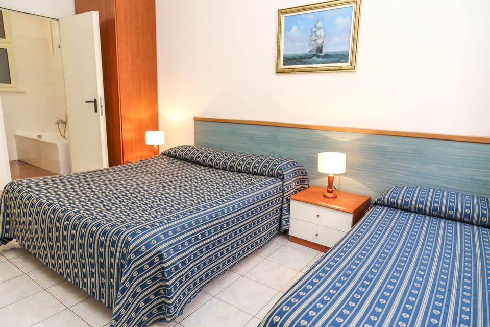 Triple Room | In-room safe, desk, WiFi (free), bed sheets