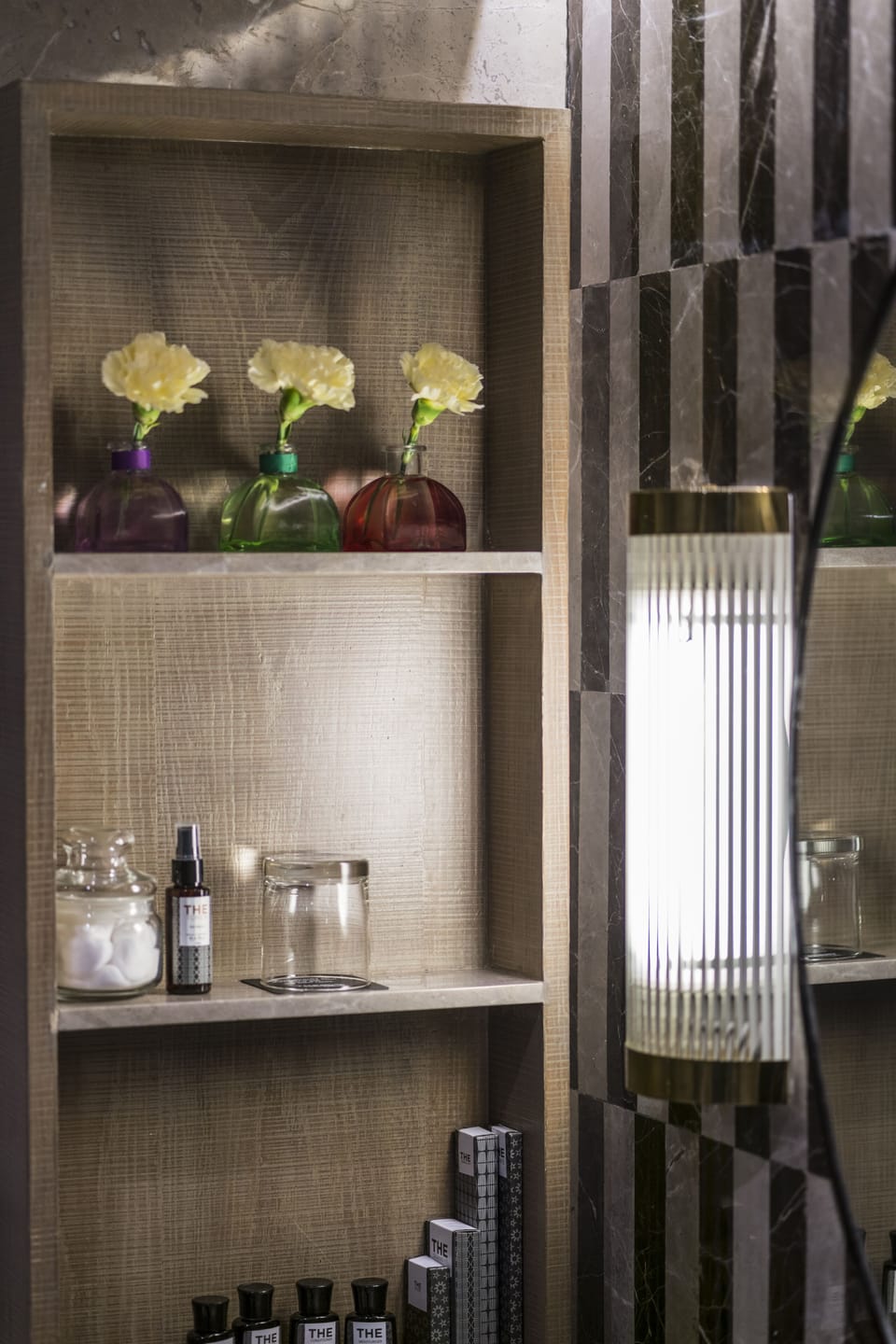 Shower, rainfall showerhead, free toiletries, hair dryer