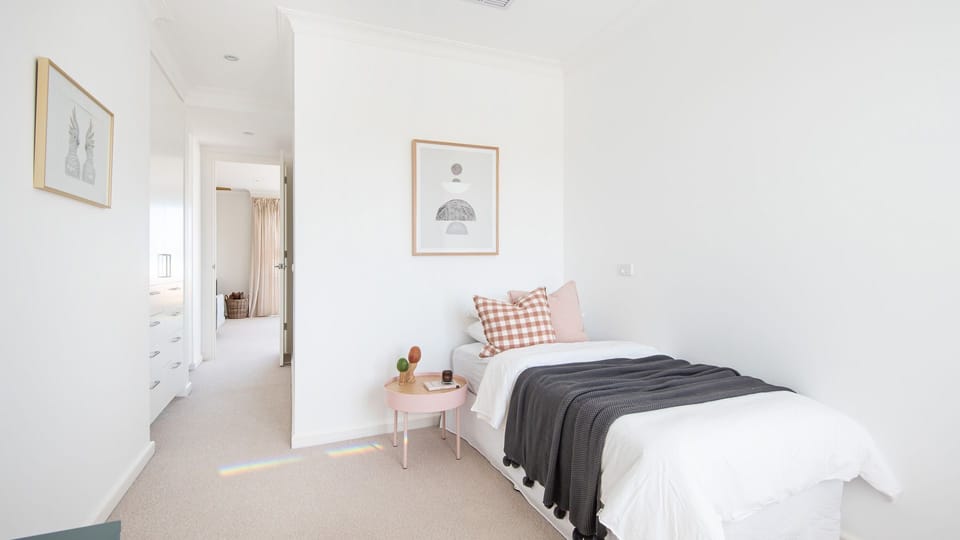 Bedroom 5 with 2 single beds