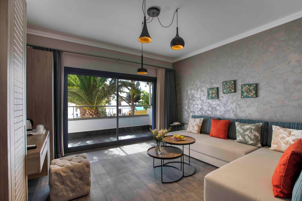 Deluxe Suite with Sea View | Living area | LCD TV, table tennis