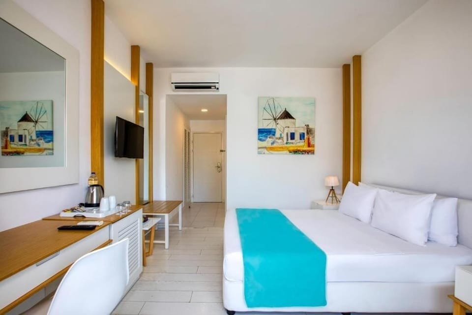 Junior Suite with Sea View | Minibar, in-room safe, blackout drapes, soundproofing