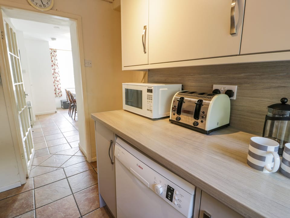 Cottage | Private kitchen | Fridge, microwave, dishwasher, electric kettle