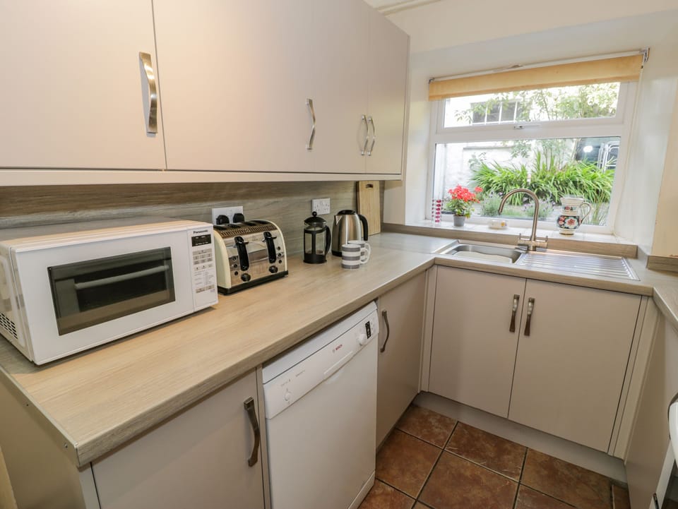 Cottage | Private kitchen | Fridge, microwave, dishwasher, electric kettle