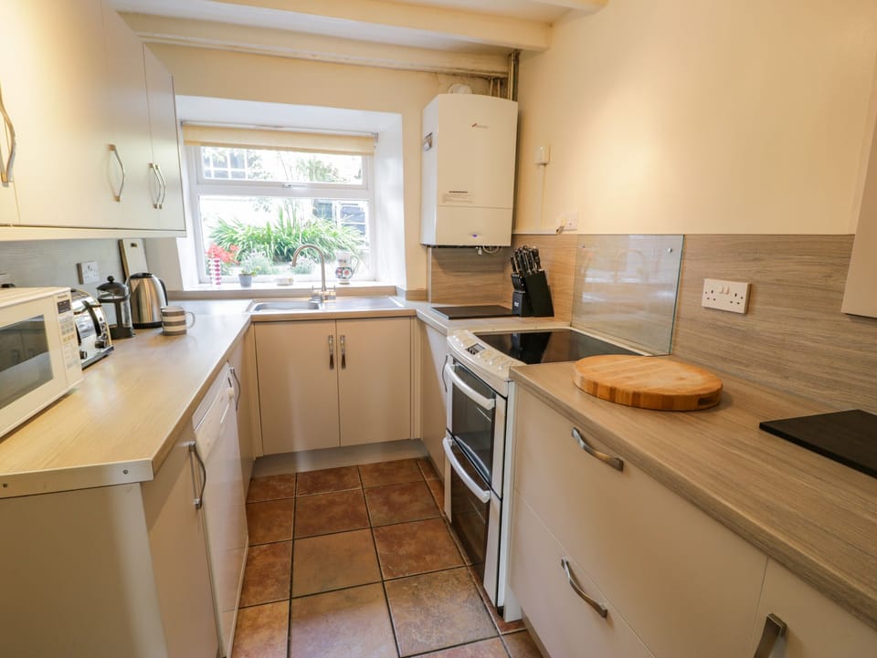 Cottage | Private kitchen | Fridge, microwave, dishwasher, electric kettle