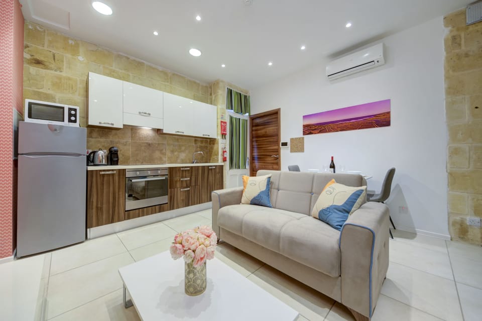 Deluxe Suite | Living area | 40-inch LCD TV with satellite channels, TV