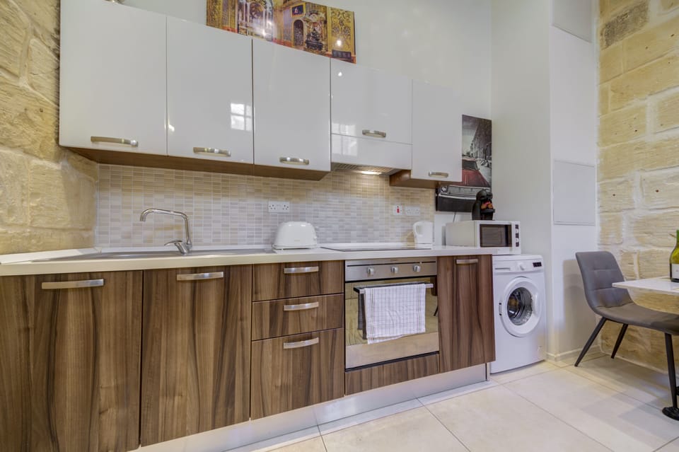 Standard Suite | Private kitchen | Full-size fridge, microwave, oven, stovetop