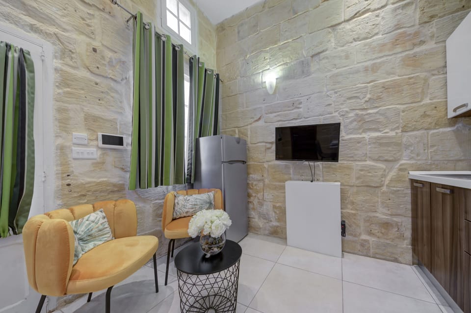 Standard Suite | Living area | 40-inch LCD TV with satellite channels, TV