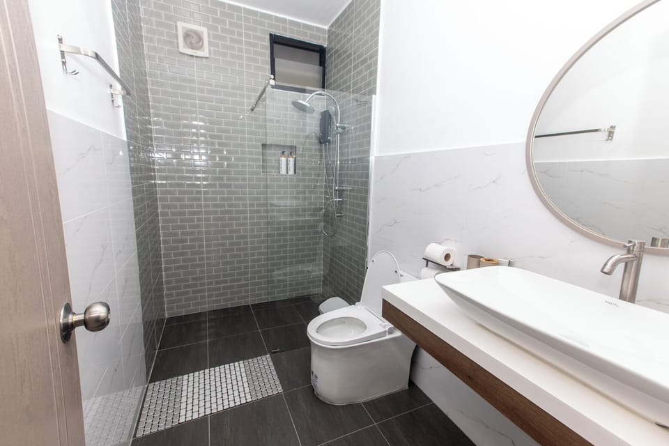 Luxury Quadruple Room | Bathroom | Shower, bidet, towels