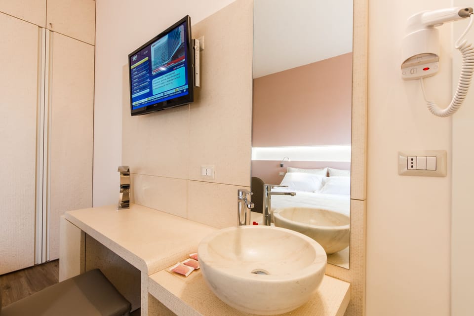 Deluxe Double or Twin Room | Bathroom | Shower, free toiletries, hair dryer, bidet