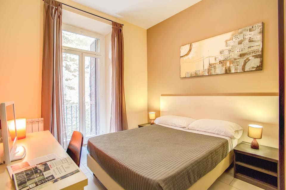 Minibar, in-room safe, desk, WiFi (free)