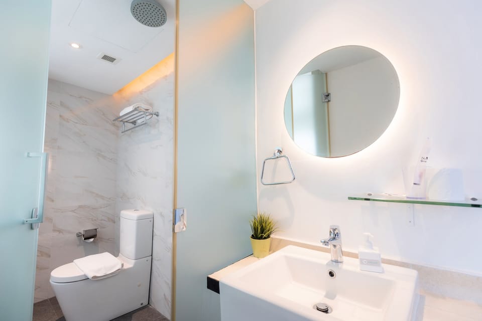 Shower, rainfall showerhead, free toiletries, hair dryer