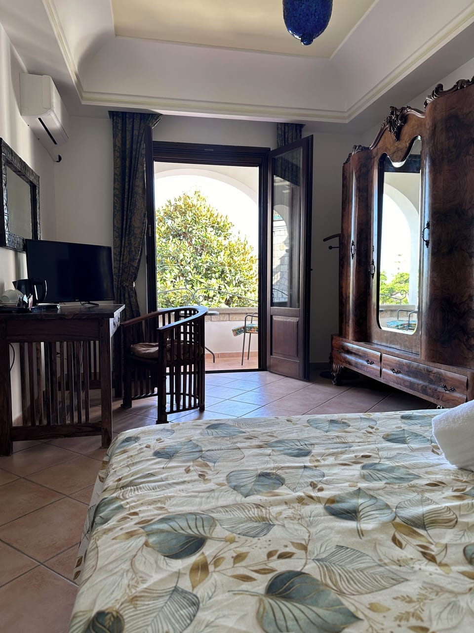 Superior Suite, Ensuite | Desk, bed sheets
