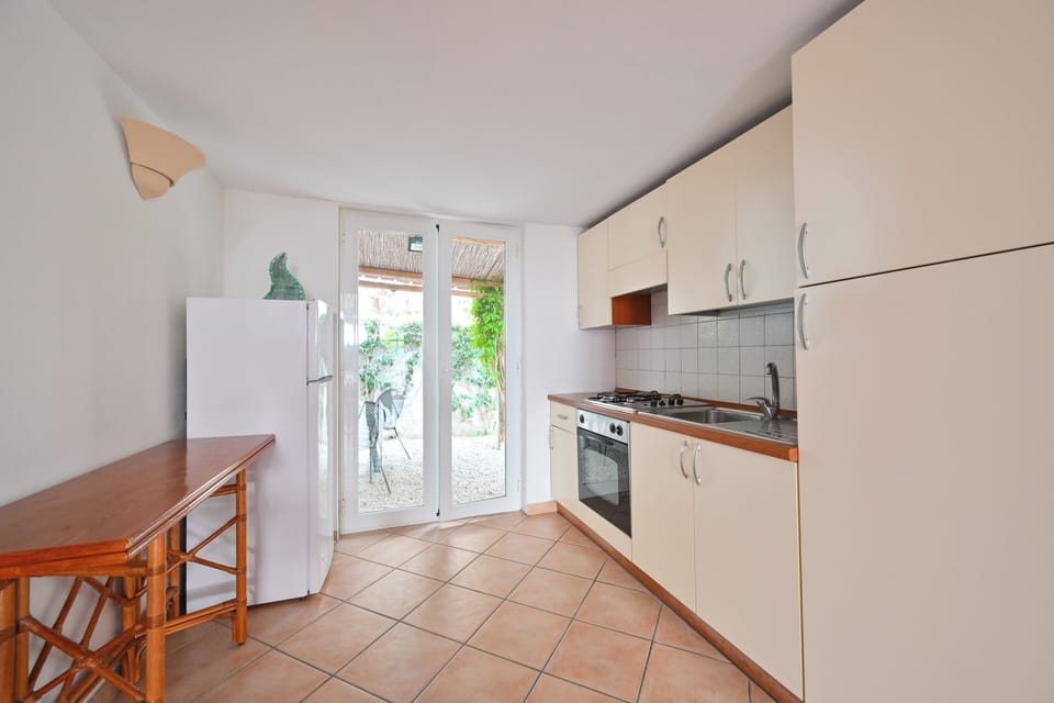 Classic Apartment, Ensuite, Garden View | Desk, bed sheets
