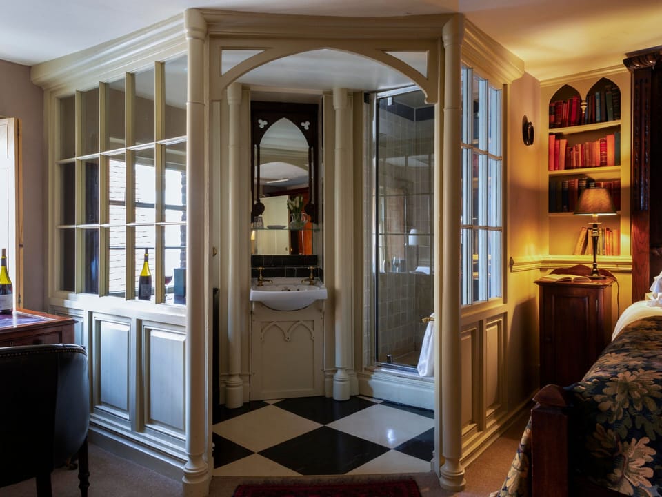 Club Single Room, 1 Twin Bed | Bathroom | Hair dryer, bathrobes, slippers, towels