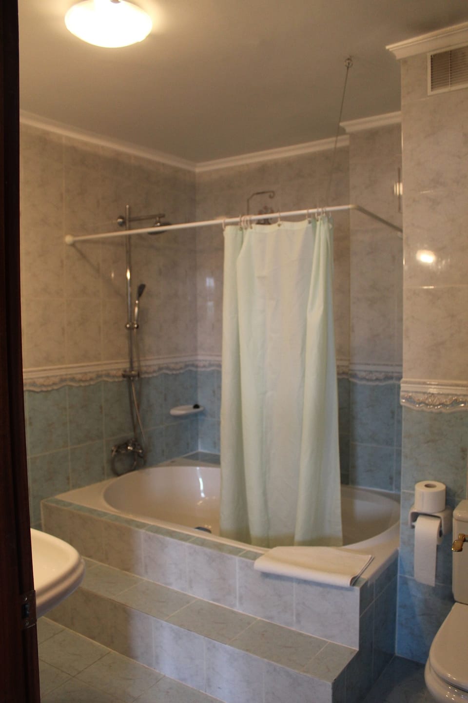 Classic Studio Suite | Bathroom | Free toiletries