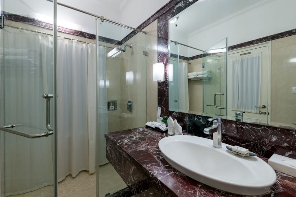 Junior Suite | Bathroom | Free toiletries, hair dryer, slippers, towels