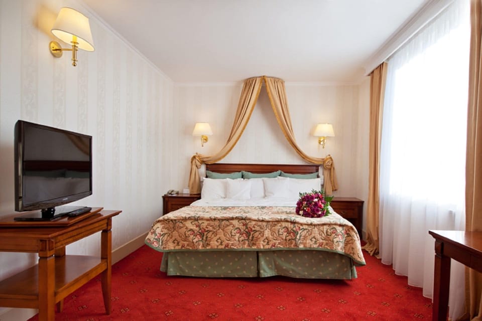 Hypo-allergenic bedding, minibar, in-room safe, desk