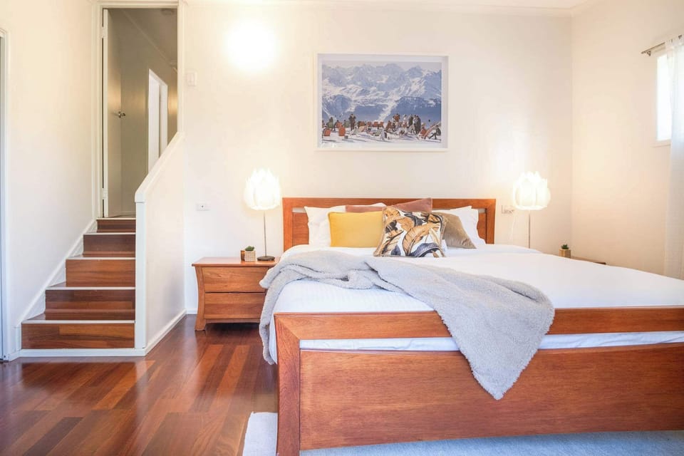 Private master suite at the back of the house complete with king sized bed and spacious ensuite.
