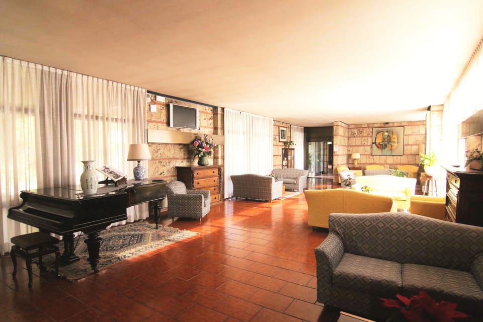 Lobby lounge