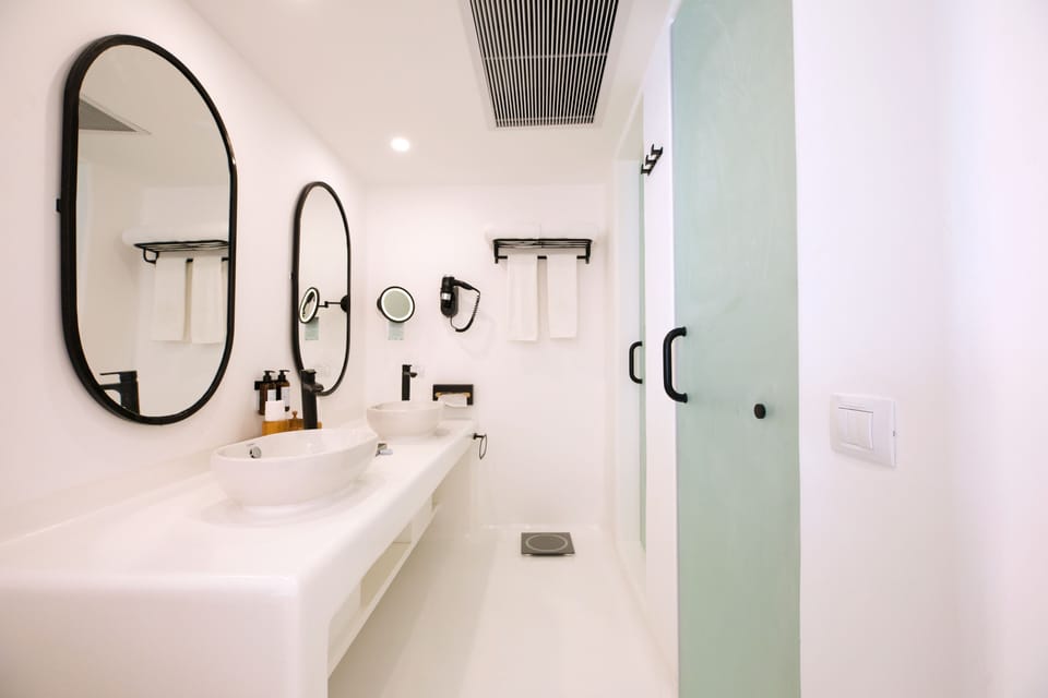 The Party Never Ends Pool Suite | Bathroom | Free toiletries, hair dryer, bathrobes, slippers