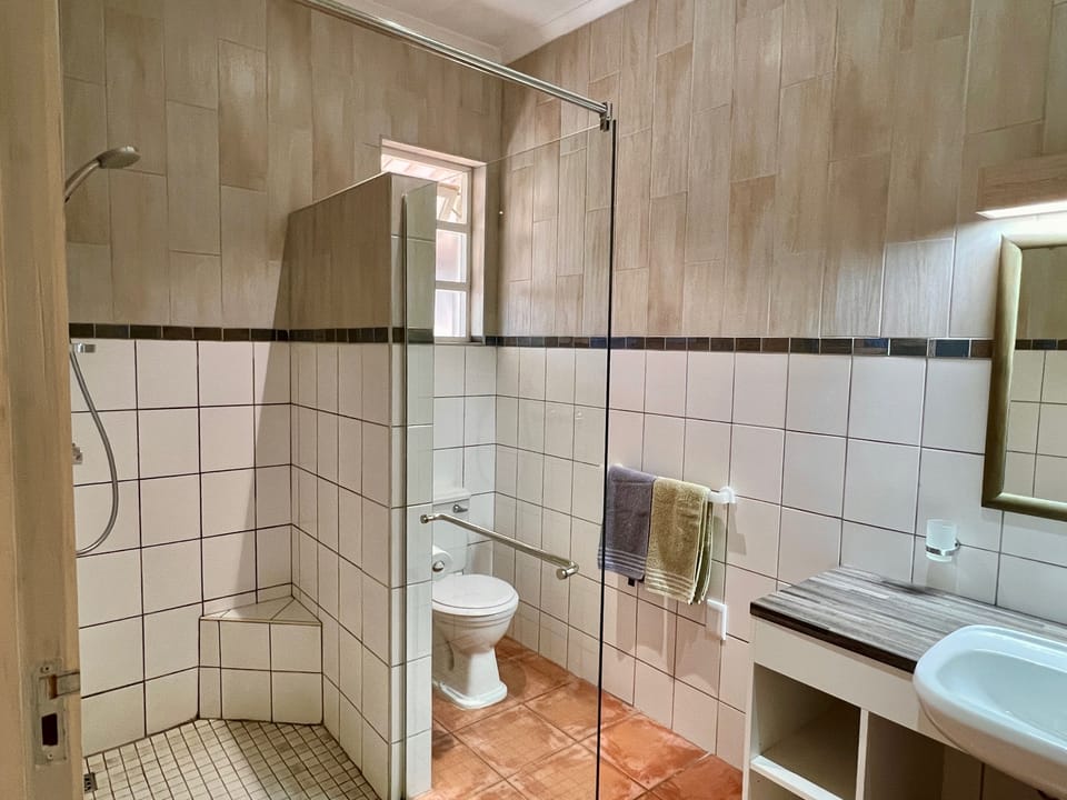 Family Room | Bathroom | Shower, hair dryer, towels