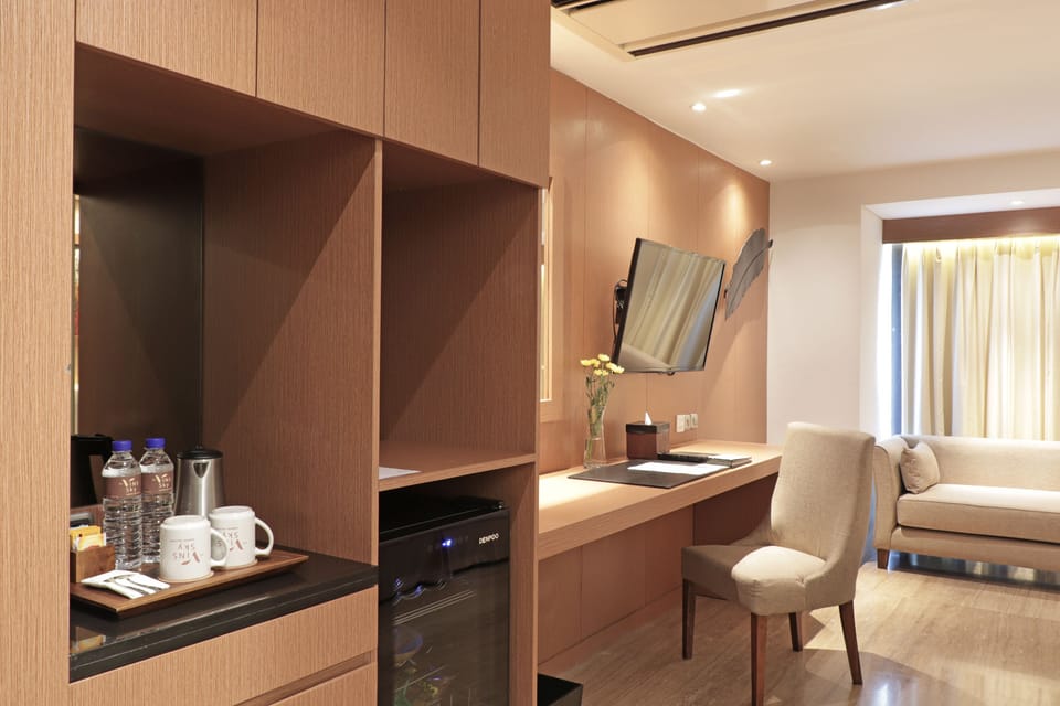 Deluxe Room | Bathroom | Free toiletries, hair dryer, bathrobes, slippers