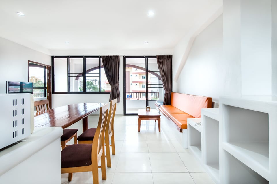 2 Bedrooms Apartment | Minibar, in-room safe, desk, blackout drapes