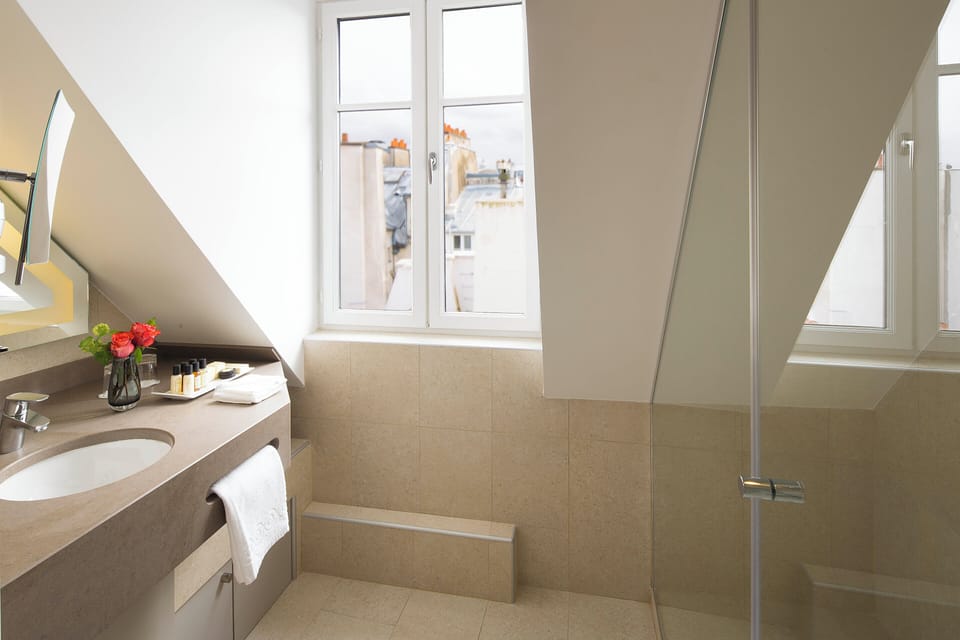 Classic Single Room | Bathroom | Shower, rainfall showerhead, free toiletries, hair dryer