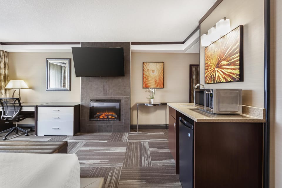 Suite, 1 King Bed, Non Smoking, Jetted Tub | Hypo-allergenic bedding available, desk, laptop workspace