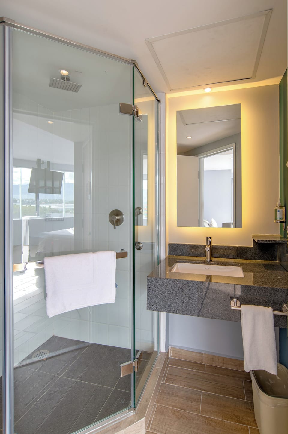Shower, free toiletries, towels