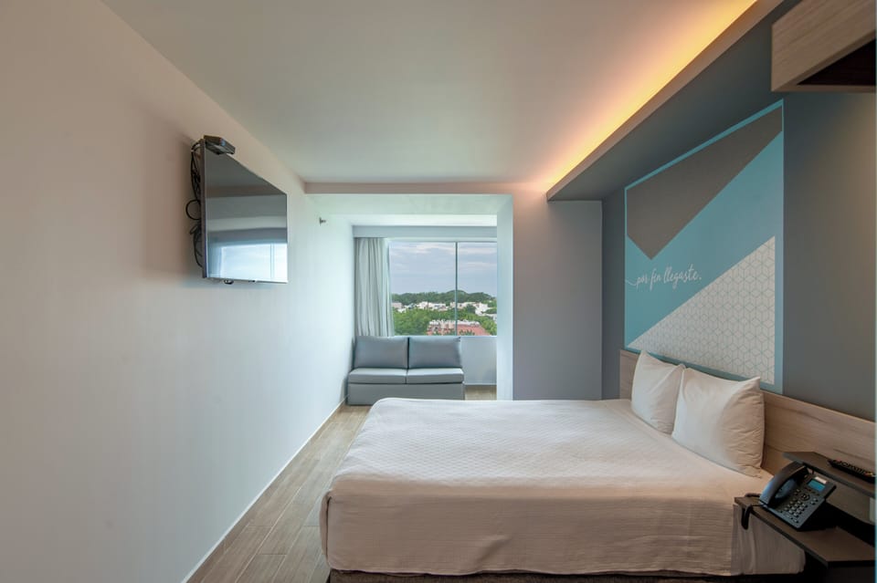 Deluxe Room, 1 Queen Bed | Desk, laptop workspace, WiFi (free), bed sheets