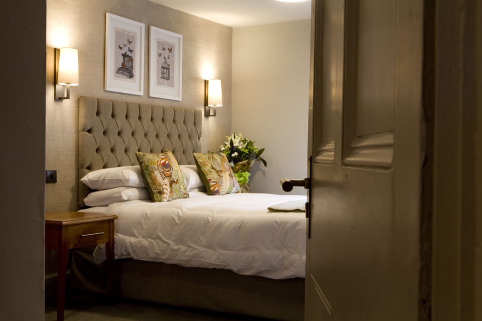 Double Room, Ensuite | Desk, iron/ironing board, free WiFi, bed sheets