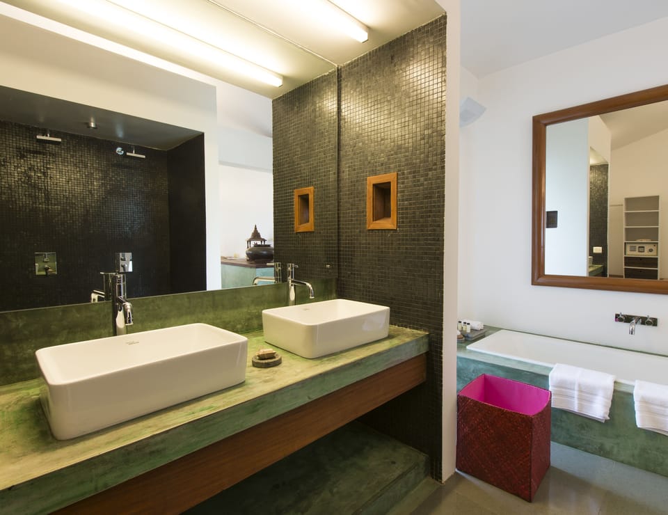 Separate tub and shower, free toiletries, hair dryer, towels