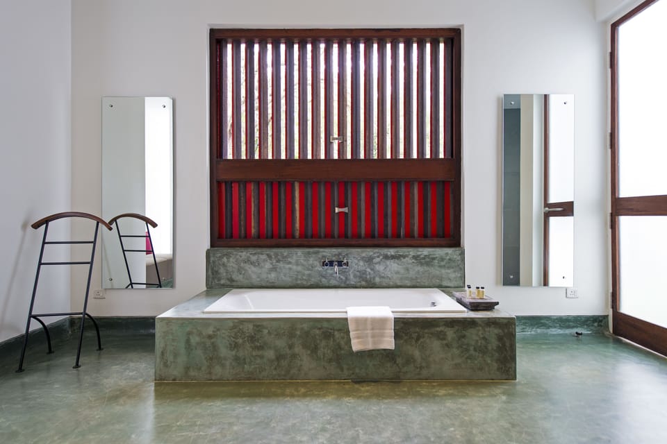 Vembanad Suite Garden | Bathroom | Separate tub and shower, free toiletries, hair dryer, towels