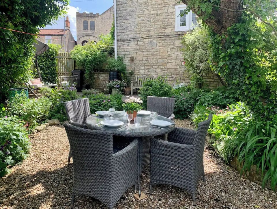 Al fresco dining in the cottage garden.