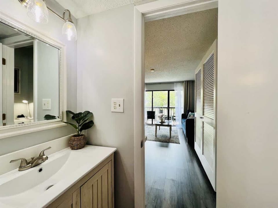 Inviting full bathroom
