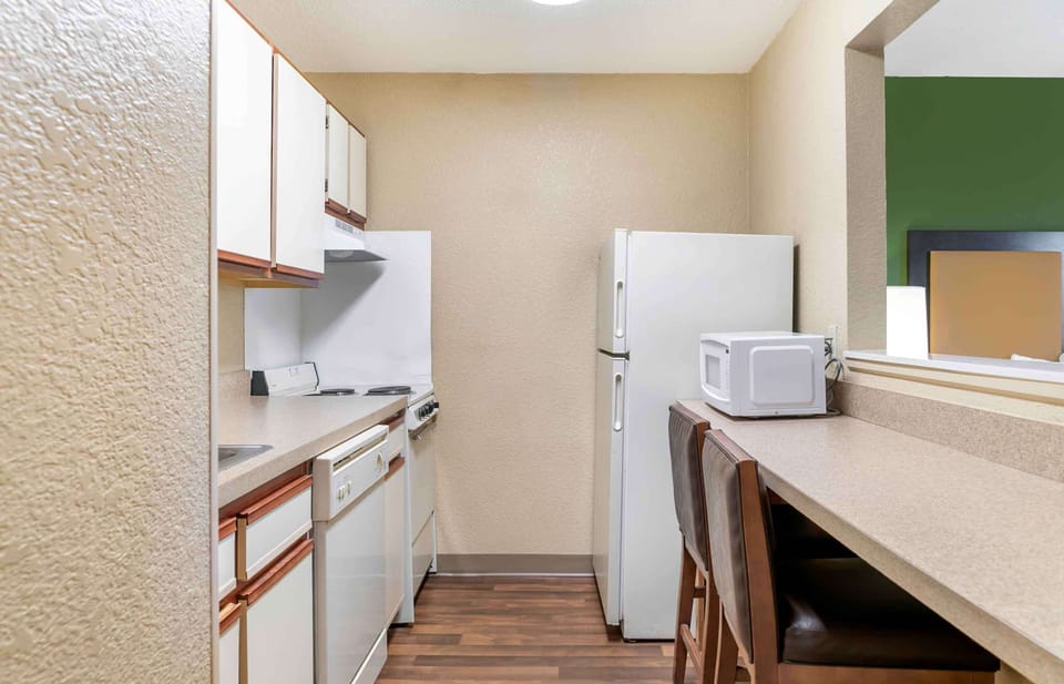 Deluxe Studio, 1 Queen Bed with Sofa bed, Non Smoking | Private kitchen | Fridge, microwave, stovetop