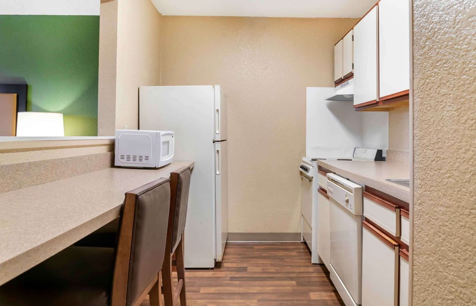 Deluxe Studio, Multiple Beds, Non Smoking | Private kitchen | Fridge, microwave, stovetop
