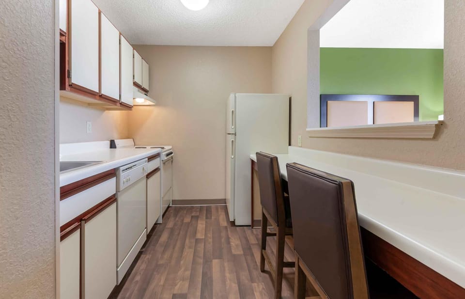 Deluxe Studio, 1 Queen Bed with Sofa bed, Non Smoking | Private kitchen | Fridge, microwave, stovetop