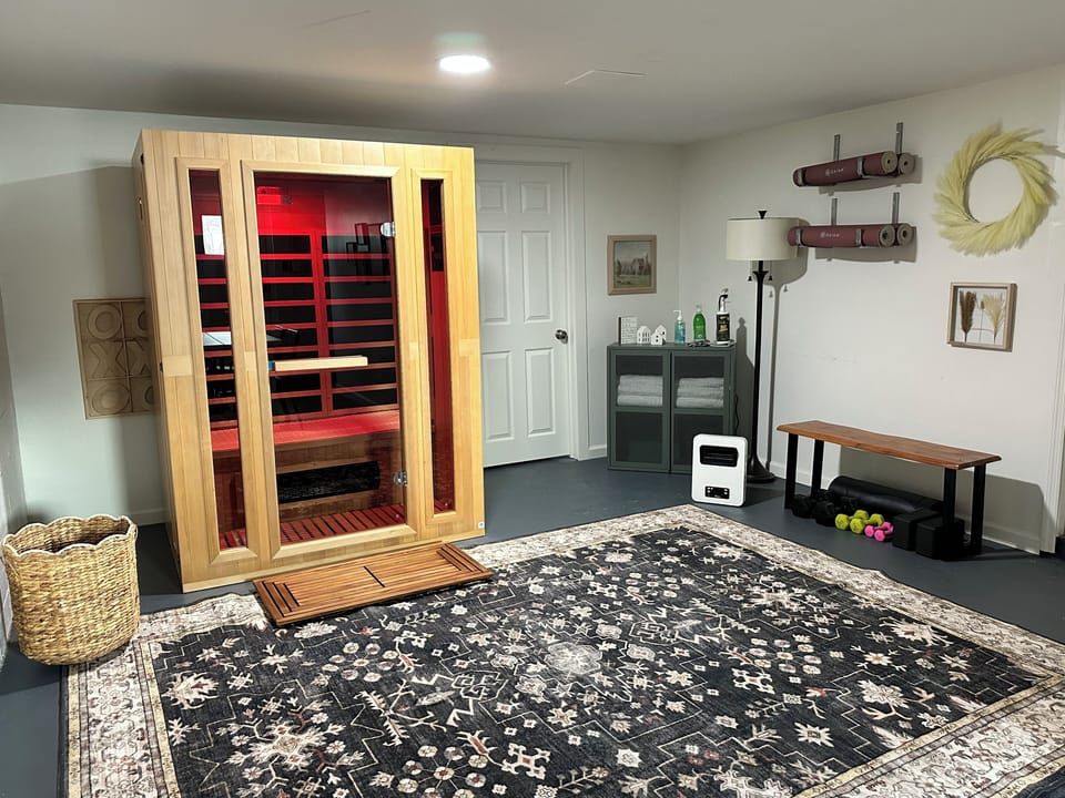 Infrared sauna with red light and chemotherapy. 4 yoga mats and weights