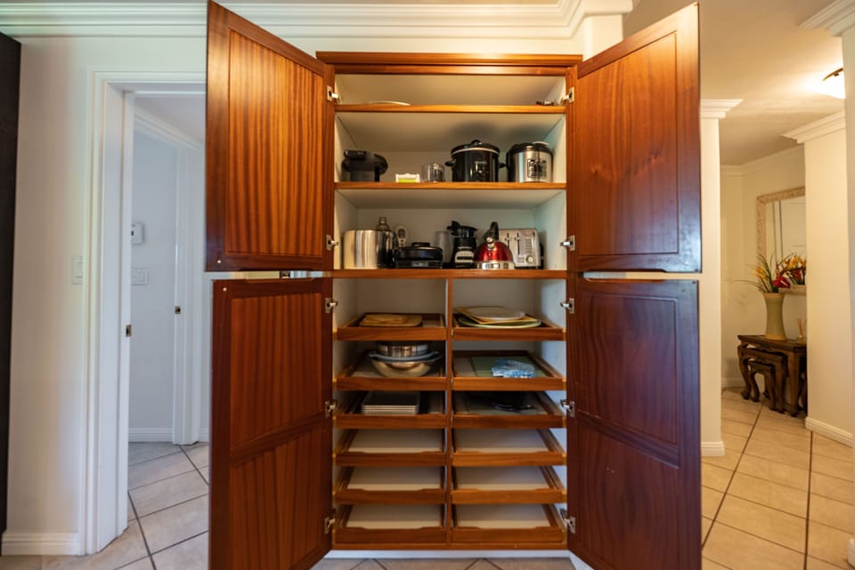 crockpot, blenders, rice maker, toaster, waffle maker, panini press, slicer etc 