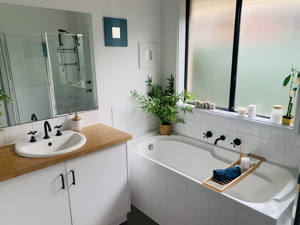 Main bathroom 