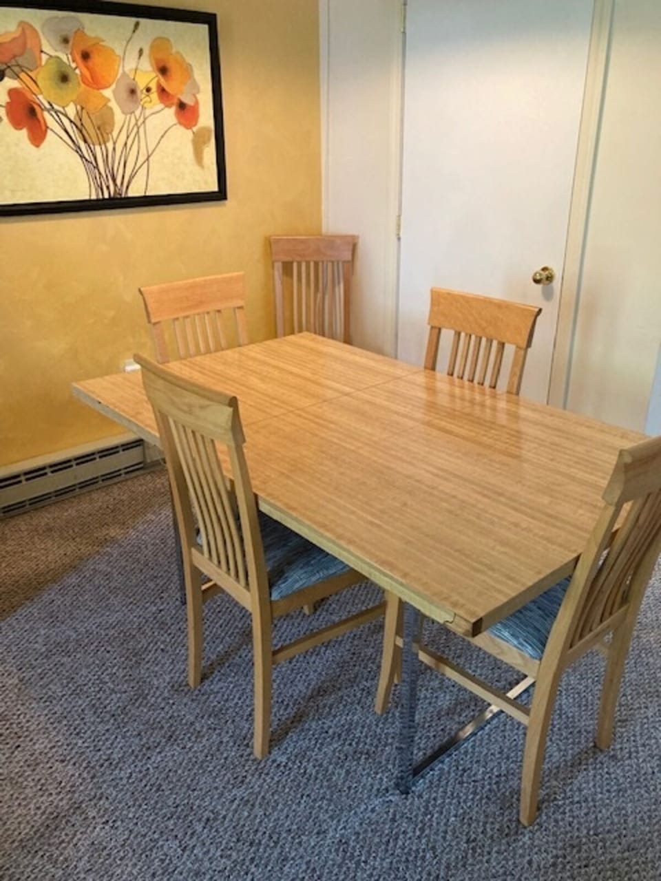 Dining area, seats six