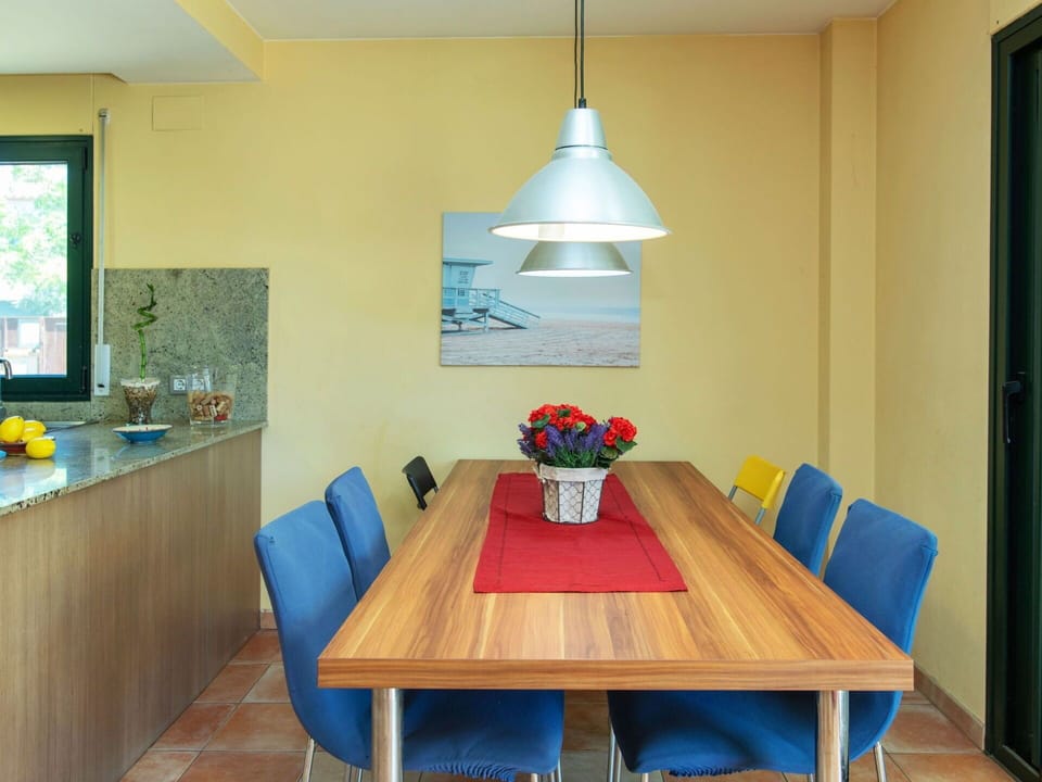 Table, Furniture, Property, Plant, Couch, Wood, Azure, Chair, Interior Design, Flower
