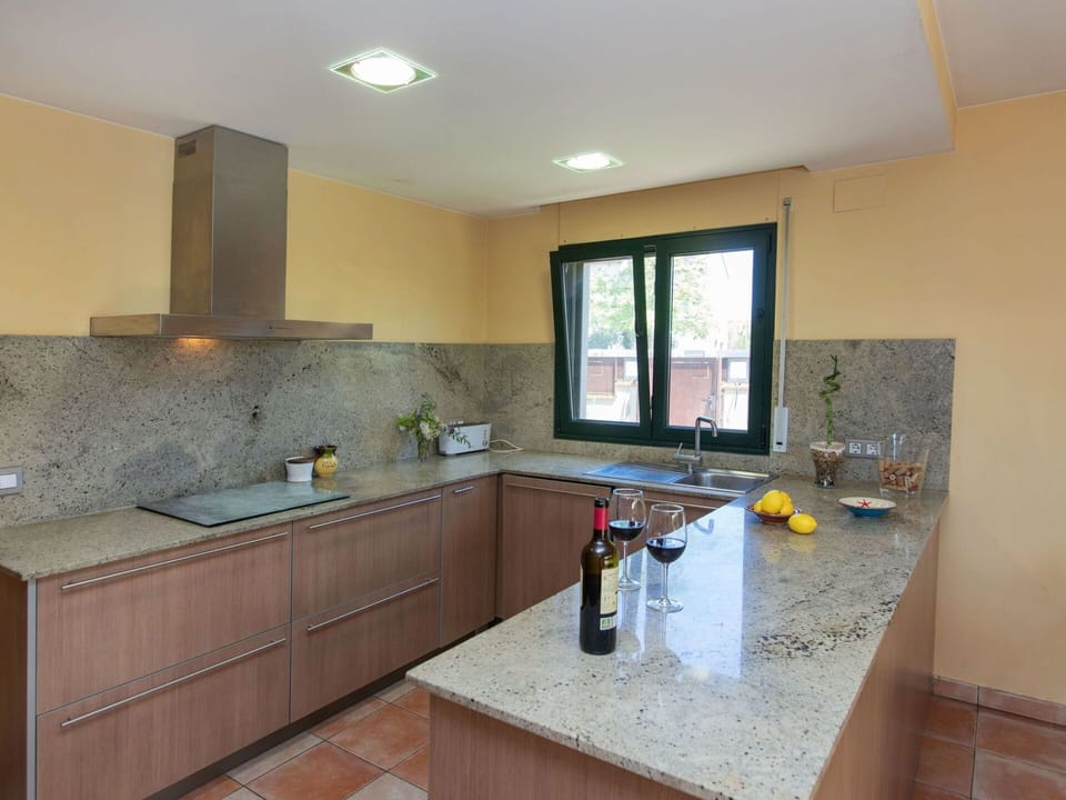 Tap, Cabinetry, Countertop, Building, Sink, Property, Kitchen Sink, Plumbing Fixture, Kitchen, Window