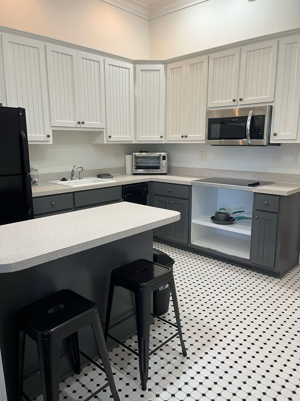 Full Kitchen: stovetop, countertop convection oven, full fridge/freezer